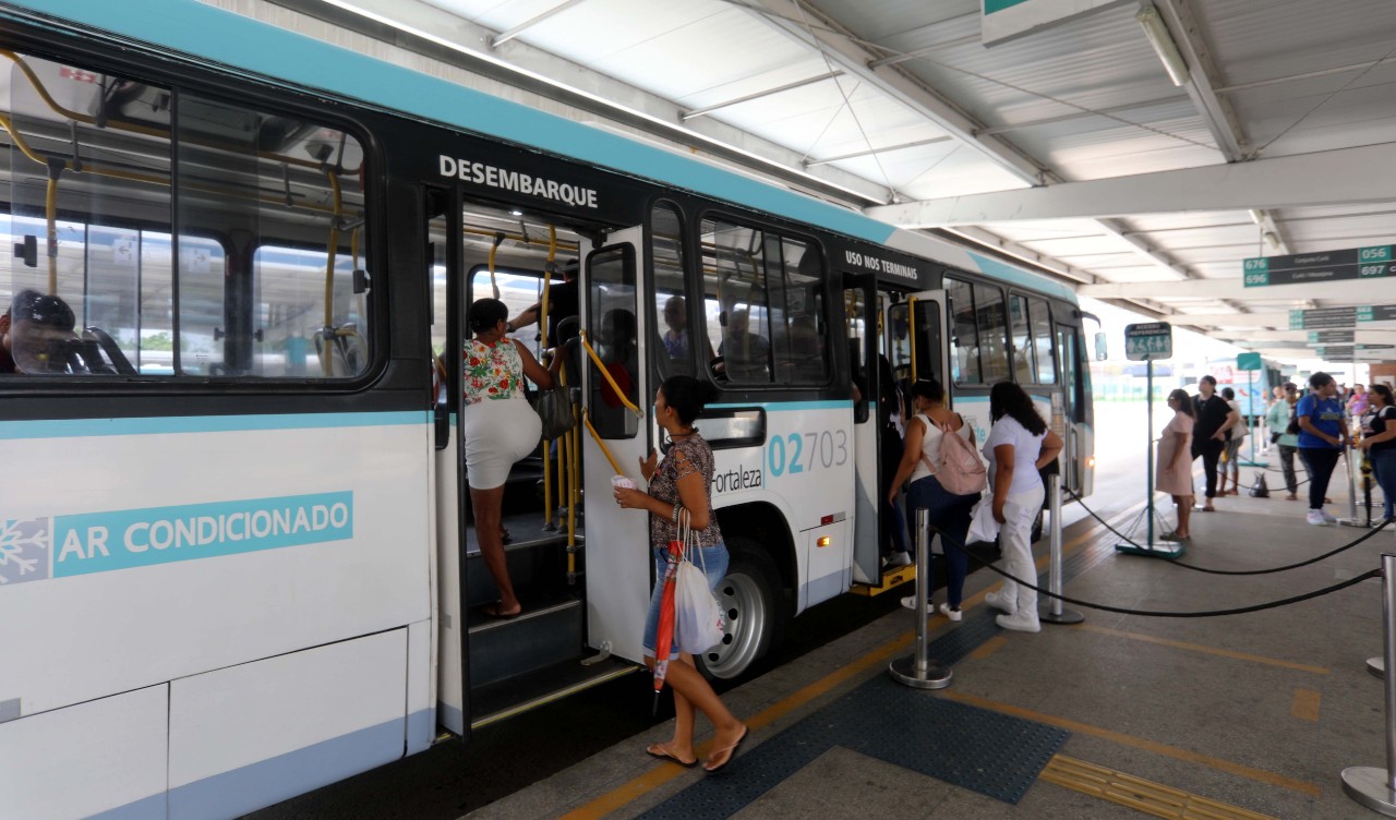 passageiros subindo num ônibus